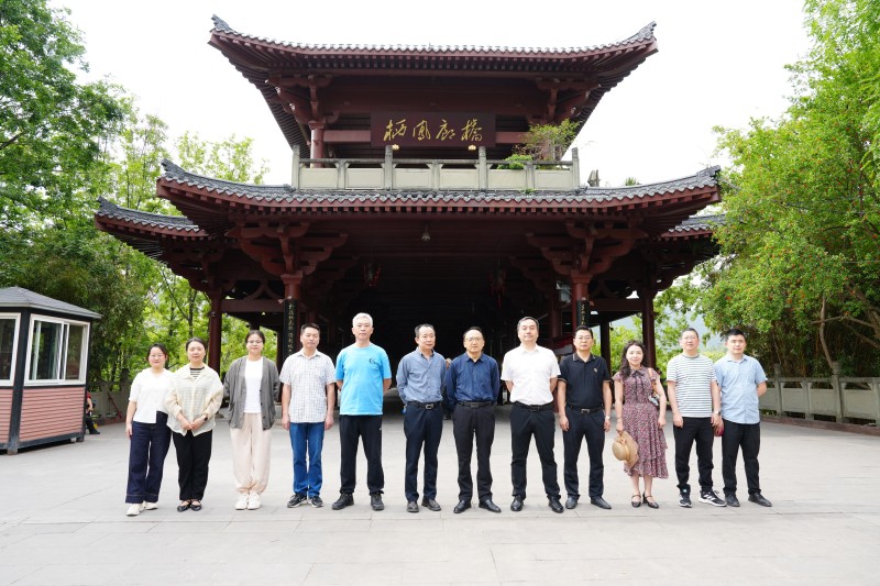 百年工运路 奋进新征程 ——利州中专工会组织观看工会工作图片展汲取奋进力量
